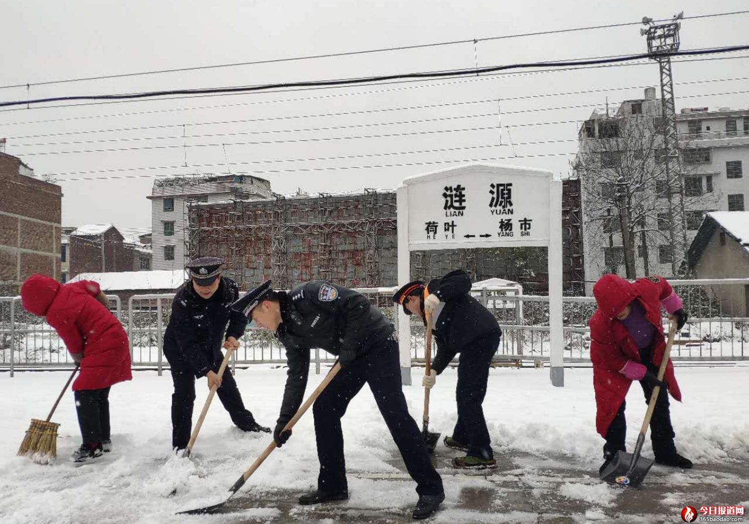 漣源站派出所民警清除站臺(tái)積雪.jpg