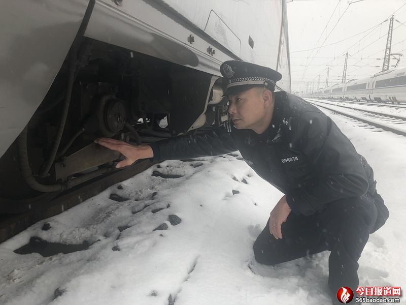 長(zhǎng)沙南站派出所民警檢查�？縿�(dòng)車安全.jpg